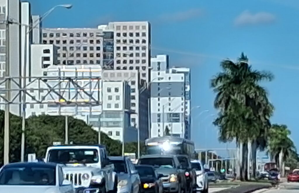 Edificios residenciales y comerciales en la ciudad de Sweetwater, Miami Dade