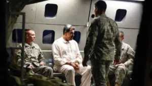 Esposado-y-custodiado-esta-seria-la-primera-foto-real-de-Nicolas-Maduro-capturado-por-Estados-Unidos